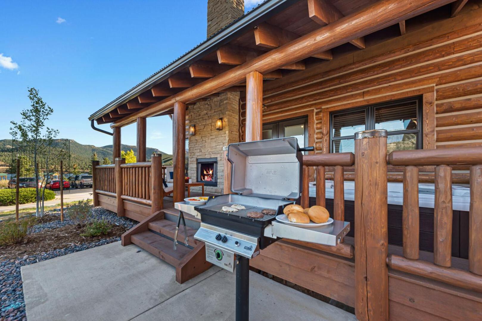 Chic Retreat Indoor Outdoor Fireplace, Private Jacuzzi, Great Location! Estes Park Bilik gambar